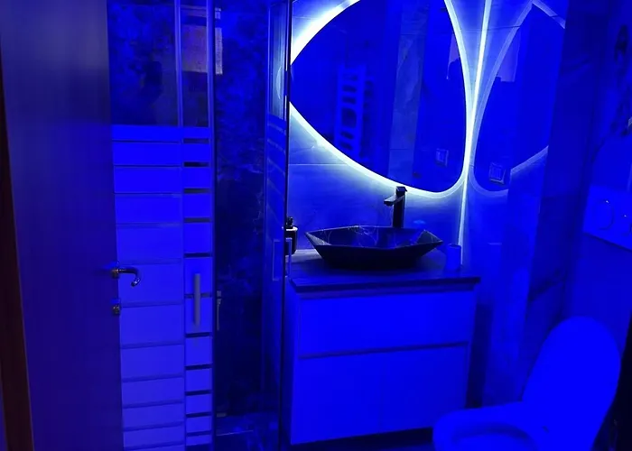 Rainbow Biennale 招待所 3*